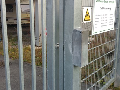 Abstellplatz - Bewachung: Videoüberwachung - Schlosskästen aus 15 mm dickem Stahl rechts und links vom Tor - Einstellplätze im Solarpark Dahn bei Firma Gethmann-Becker-Pötsch GbR