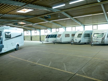 Abstellplatz - geeignet für: Reisemobile - Deutschland - Unterstellplätze in Lagerhalle 
