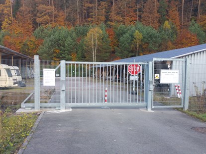 Abstellplatz - geeignet für: Reisemobile - Deutschland - Einfahrt, topografisch die einzige Zufahrtsmöglichkeit - Einstellplätze im Solarpark Dahn bei Firma Gethmann-Becker-Pötsch GbR