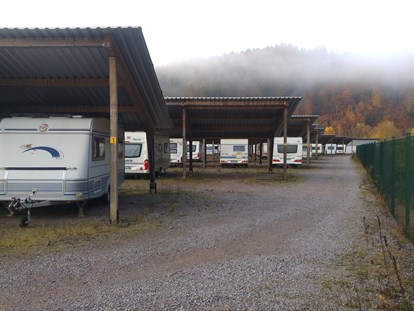 Abstellplatz - geeignet für: Wohnwagen - Deutschland - Zufahrt zu den einzelnen Carport-Reihen - Einstellplätze im Solarpark Dahn bei Firma Gethmann-Becker-Pötsch GbR