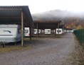 Einstellplatz: Zufahrt zu den einzelnen Carport-Reihen - Einstellplätze im Solarpark Dahn bei Firma Gethmann-Becker-Pötsch GbR