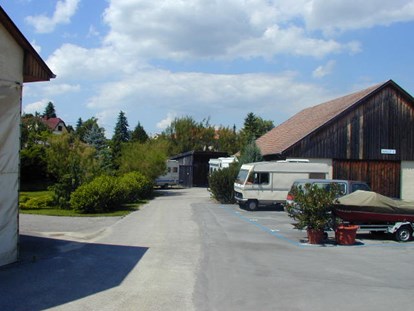 Abstellplatz - geeignet für: Wohnwagen - Niederösterreich - Die Ansicht gleich nach unserer Einfahrt. - Abstellplätze in 2111 Obergänserndorf